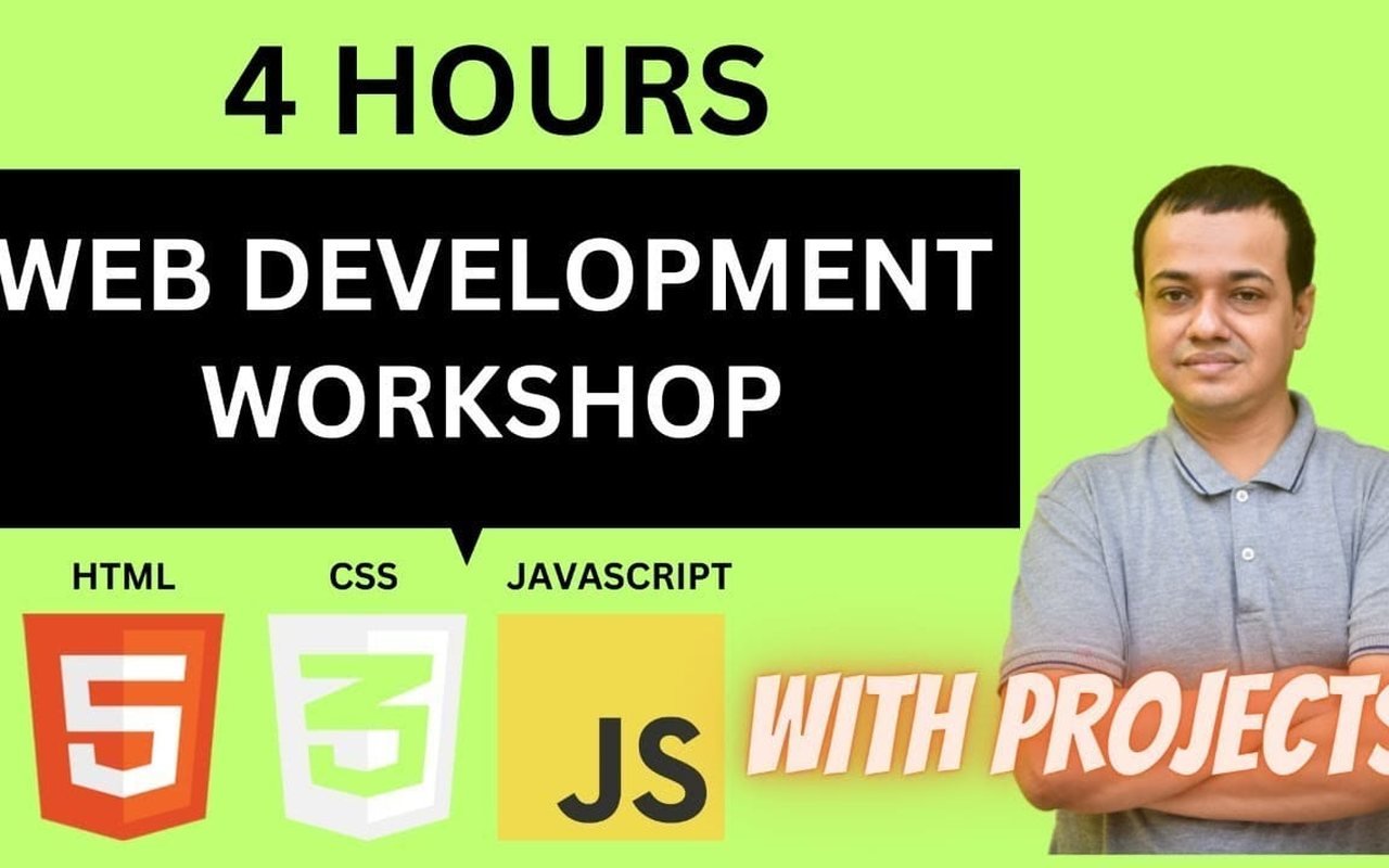 Peserta bootcamp web development menulis kode HTML dan CSS di depan laptop